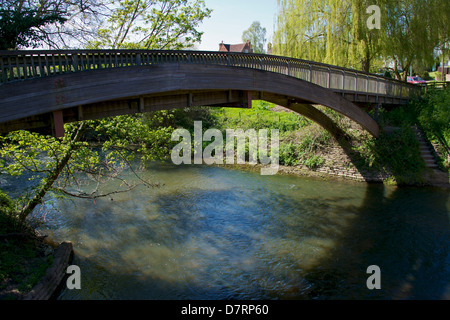 Piede legno Ponte sopra il Fiume Mole a Brockham vicino a Dorking in Surrey Foto Stock