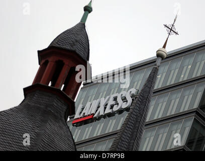 Il lettering del Specialty chemicals group Lanxess AG è visto sul gruppo della nuova sede a Colonia, Germania, 13 maggio 2013. La società si apre la nuova sede il 03 settembre 2013. Circa un migliaio di dipendenti si sposterà quindi nella ex Lufthansa grattacielo presso le rive del Reno. Foto: Oliver Berg Foto Stock