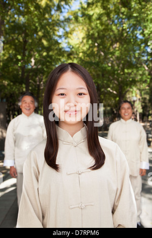 Nipote di nonni praticare il Tai Chi Foto Stock