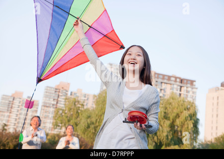 La nipote e nonni con kite nel parco Foto Stock