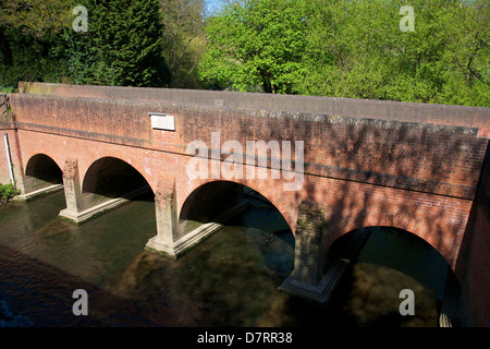 Borough ponte sopra il Fiume Mole a Brockham vicino a Dorking in Surrey Foto Stock