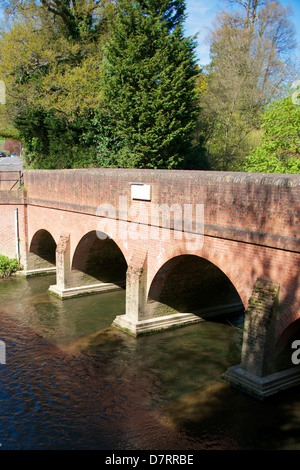 Borough ponte sopra il Fiume Mole a Brockham vicino a Dorking in Surrey Foto Stock