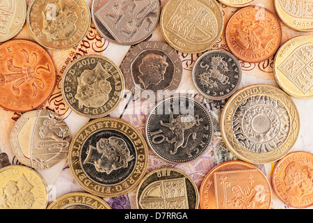 Inglese misto delle monete e delle banconote compreso libbre e pence Foto Stock