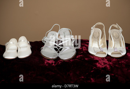 Varietà di scarpe matrimonio schierate nel giorno del matrimonio Foto Stock