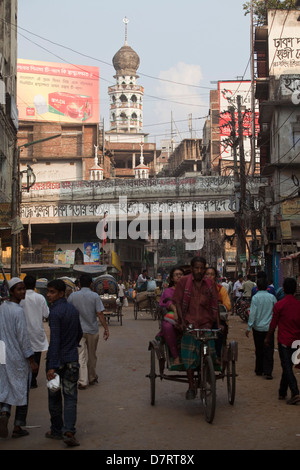 Una corsia piena di risciò e il traffico nel vecchio Dacca in Bangladesh Foto Stock