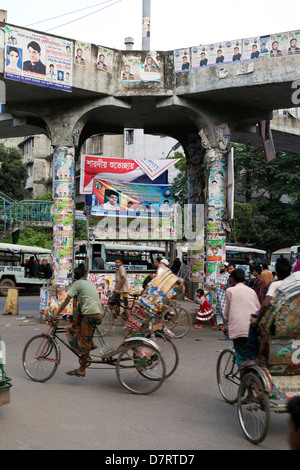 Il traffico attorno a un incrocio, vecchia Dacca in Bangladesh Foto Stock