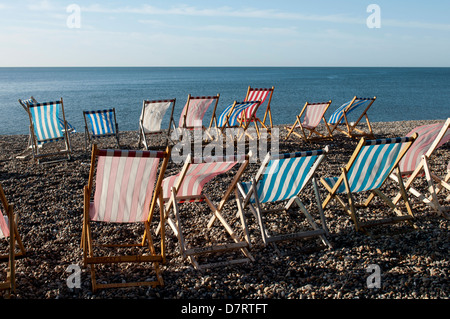 Sedie a sdraio sulla spiaggia, birra, Devon, Inghilterra, Regno Unito Foto Stock