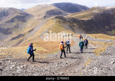 Gli escursionisti a piedi da Grisedale Pike verso Hopegill testa nel distretto del Lago Foto Stock