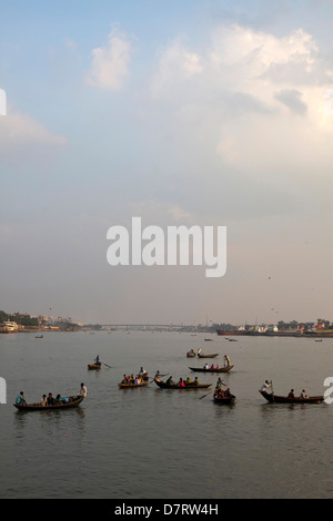 Taxi d'acqua e piccole barche sul fiume fiume Buriganga al Sadarghat, Dacca in Bangladesh Foto Stock