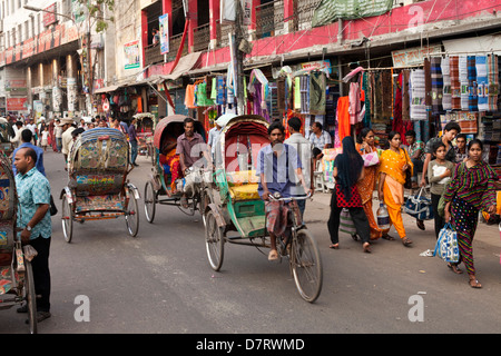 Rickshaws nel traffico pesante a Dacca in Bangladesh Foto Stock