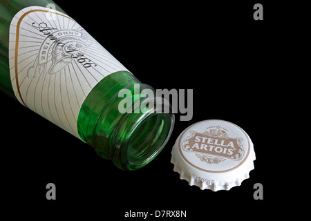 Aprire una bottiglia di Stella Artois con cappuccio di tenuta Foto Stock