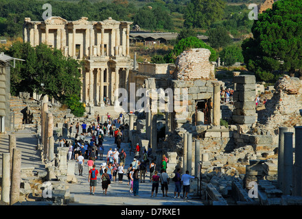 Efeso (EFESUS, EFES), Turchia. Una vista verso il basso Curetes modo alla biblioteca di Celso. 2011. Foto Stock