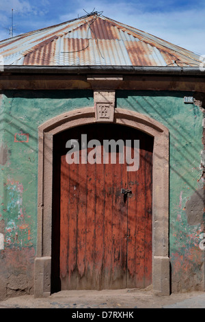 Uno stile coloniale che porta nel villaggio peruviano di Chivay. Foto Stock