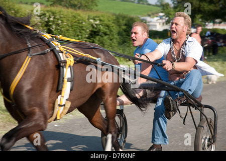 Gli uomini alla guida di un cavallo e carrello a Appleby fiera, un incontro annuale di zingari e nomadi europee in Cumbria, Inghilterra. Foto Stock