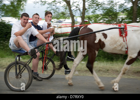 Gli uomini alla guida di un cavallo e carrello a Appleby fiera, un incontro annuale di zingari e nomadi europee in Cumbria, Inghilterra. Foto Stock
