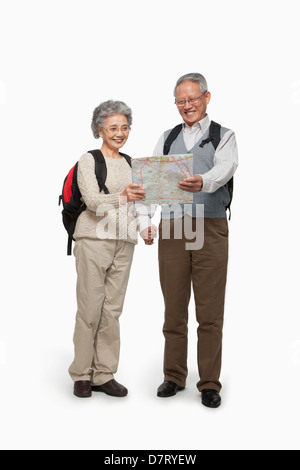 Coppia senior con zaini controllo mappa Foto Stock