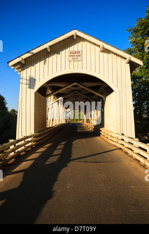 Stati Uniti d'America, Oregon, Scio, Gilkey ponte, ponte coperto in autunno. Foto Stock