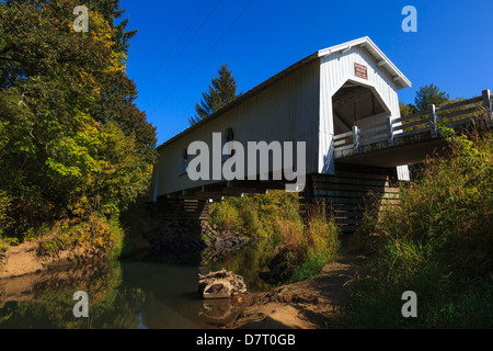 Stati Uniti d'America, Oregon, Scio, Hoffman ponte Crabtree Creek a inizio autunno. Foto Stock