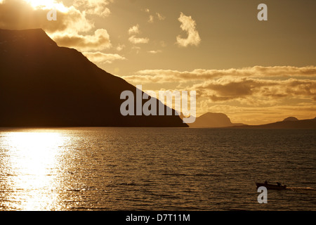Crepuscolo sul fiordo nel nord della Norvegia Foto Stock