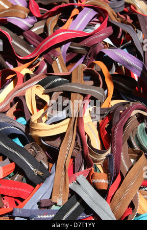 Pila di allacciature zip sul mercato stand di stallo in sun Foto Stock