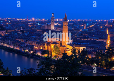 Verona. Chiesa di Santa Anastasia e Torre de Lamberti al tramonto. Fiume Adige. Veneto. L'Italia. Europa Foto Stock