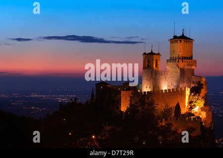 La Repubblica di San Marino. Rocca Guaita, Torre Guaita al crepuscolo. Il Monte Titano. Repubblica di San Marino. L'Italia. Europa Foto Stock