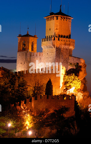La Repubblica di San Marino. Rocca Guaita, Torre Guaita al crepuscolo. Il Monte Titano. Repubblica di San Marino. L'Italia. Europa Foto Stock