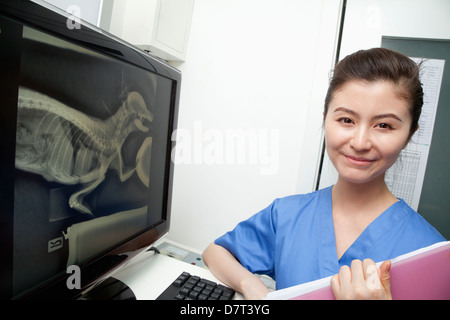 Veterinario accanto a degli animali x-ray, ritratto Foto Stock