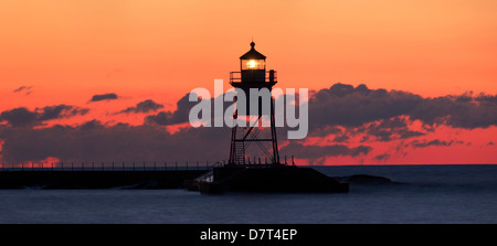 Alba al faro sul Lago Superiore Foto Stock