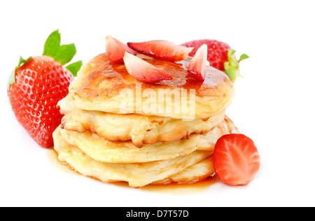 Formaggio di casa frittelle e fragole su sfondo bianco Foto Stock