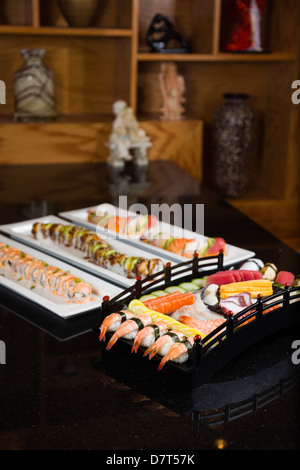 Sushi disposti su un display Foto Stock