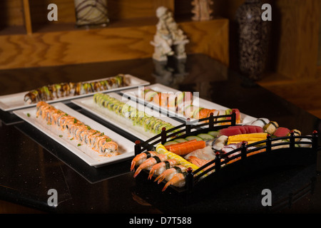 Sushi disposti in una visualizzazione Foto Stock
