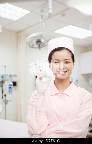 Ritratto di un infermiere in possesso di una siringa, Cina Foto Stock