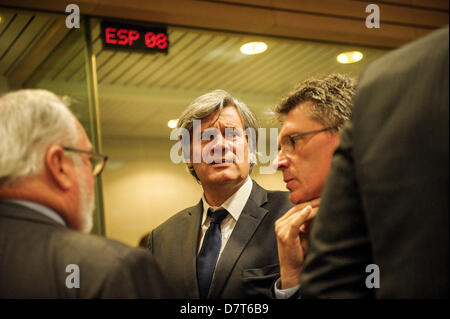 Il ministro dell'agricoltura francese, Stephane Le Foll prima del Consiglio Agricoltura e pesca presso la sede centrale dell'UE a Bruxelles in Belgio su 13.05.2013 i ministri della pesca si riuniscono a rivedere la loro posizione sulla riforma della pesca dell'UE le regole. La riluttanza di alcuni paesi tra cui la Francia, la Spagna e la Polonia, per trovare un terreno comune con il Parlamento su questioni chiave della riforma è la minaccia di causare il collasso dei negoziati su una nuova politica comune della pesca (PCP). Da Wiktor Dabkowski Foto Stock