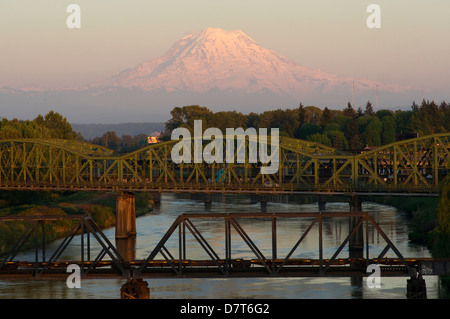 Puyallup il fiume si snoda giù dai ghiacciai del Monte Rainier sotto i ponti attraverso le città sul suo cammino di Puget Sound Foto Stock