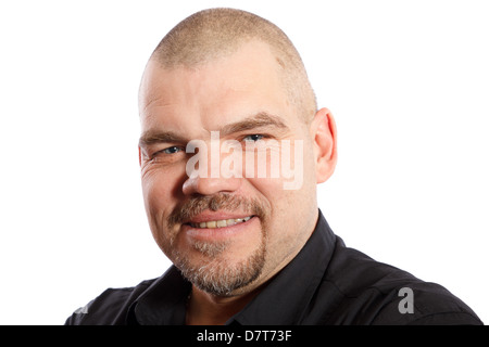 Ritratto di uomo sorridente con un elegante barba e capelli corti su sfondo bianco Foto Stock