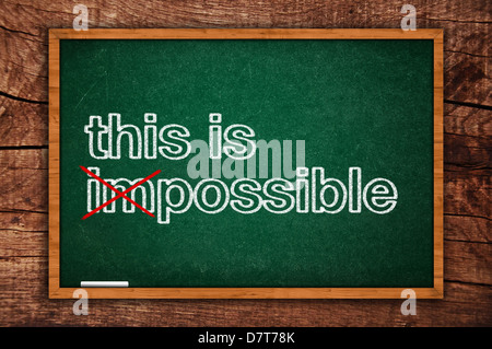 Questo è possibile messaggio scritto a mano su una lavagna verde, motivazionali di pensiero positivo concetto di possibile e impossibile Foto Stock