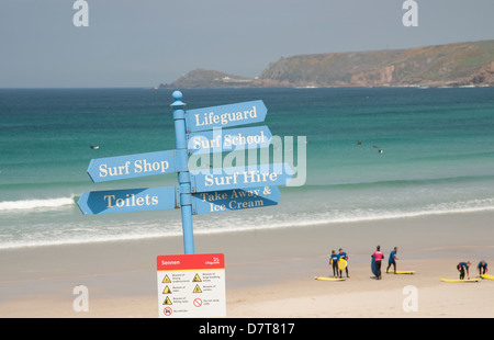 Spiaggia a signpost Sennen Cove West Cornwall Inghilterra REGNO UNITO Foto Stock