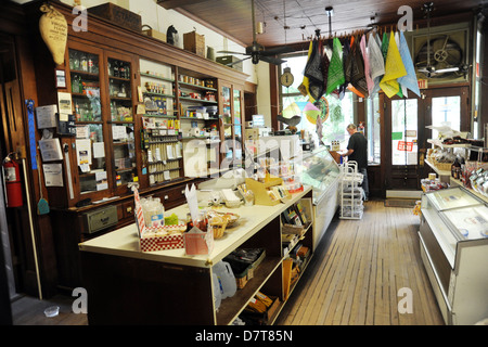 General store e Post office Philomont Virginia, vendere il cibo di graffa elementi, mamma e pop store, la linea generale della merce, Foto Stock