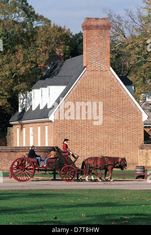 Cavallo e Carrozza Palazzo del Governatore Williamsburg Virginia, Colonial Williamsburg, cavallo e buggy, carrello,cavallo,Williamsburg, Foto Stock