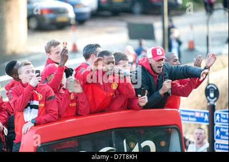 MANCHESTER, REGNO UNITO. 13 maggio 2013. Il Manchester United di sinistra-indietro Patrice Evra (tenendo il microfono con la sua mano sinistra) organizza il canto dal pianale superiore di un autobus aperto sul tetto, che celebra il Manchester United è riuscita a diventare campioni della lingua inglese Barclays Premier League. Anche il canto è difensore centrale del Rio Ferdiand (indossando il numero 5 cap). Credito: News scatti nord/Alamy Live News (solo uso editoriale). Foto Stock