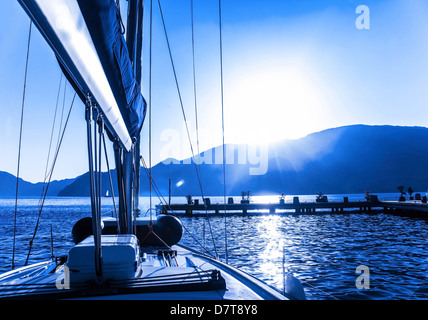 Di Lusso in barca a vela sul mare, sole, bellissimo paesaggio marino, vacanze estive, yachting sport, viaggiare sul trasporto su acqua Foto Stock