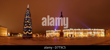 La Russia. San Pietroburgo. La piazza del palazzo. Vista dello Stato Museo Hermitage, Alexander colonna e l'albero di Natale. Foto Stock