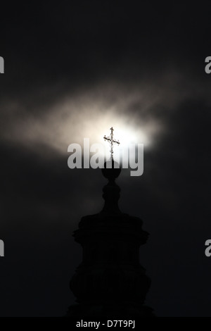 Croce sulla parte superiore dei Santi Luca e Martina chiesa dal Foro Romano a Roma, Italia Foto Stock