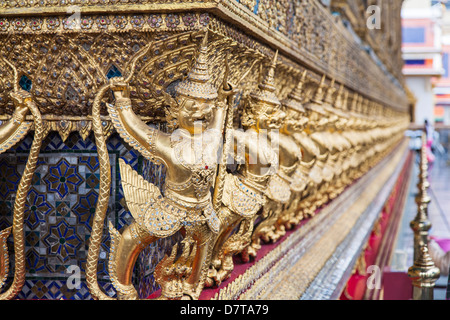 Il Grand Palace, Bangkok, Thailandia - decorazioni esterne del Ubosoth, l'edificio principale di Wat Phra Kaew Foto Stock