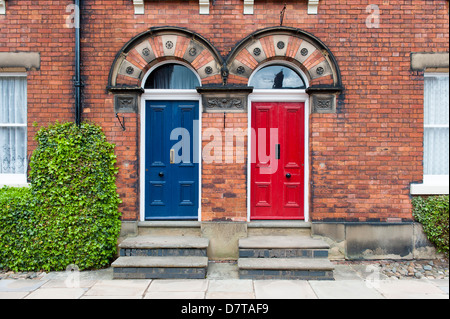 Due originali del XVIII porte affiancati uno di rosso le altre blu Foto Stock