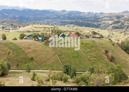 Vista panoramica nelle montagne dei Carpazi, Romania - Piatra Craiului montagne a Magura, vicino a Bran e Brasov Foto Stock