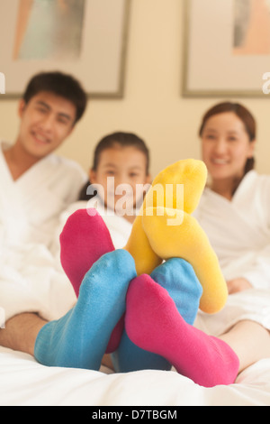 Famiglia con Multi calze colorate Foto Stock