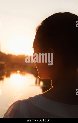 Silhouette di un volto di donna al tramonto Foto Stock