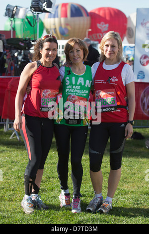 Susanna Reid, Sian Williams, Sophie Raworth a photocall prima dell' inizio della VIRGIN LONDON MARATHON 2013 gara Foto Stock